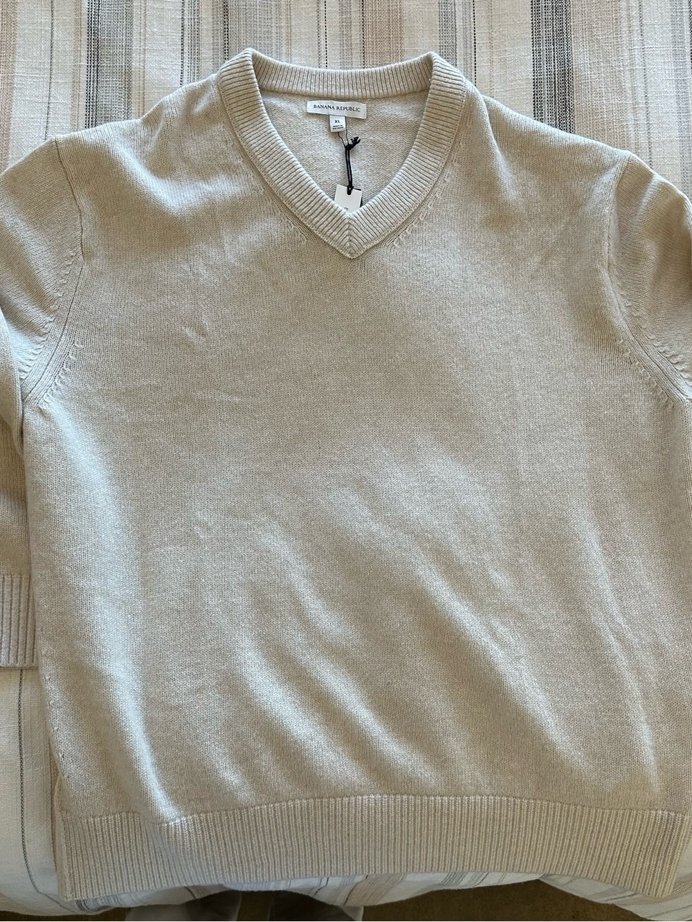 Banana Republic Men's V-Neck Italian Merino blend sweater in Light Beige